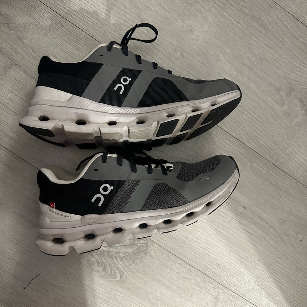 On cloud runner size 7.5 black grey good used condition